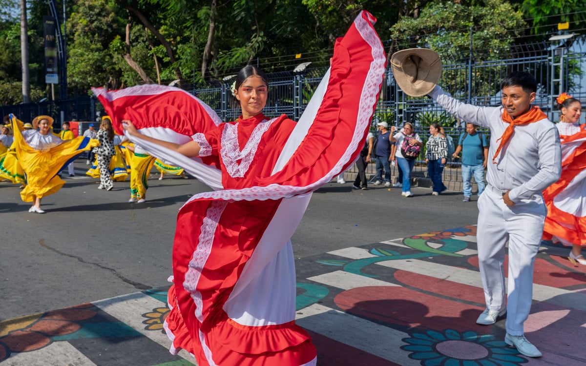 Pareja bailando con trajes folklóricos tradicionales durante una celebración
