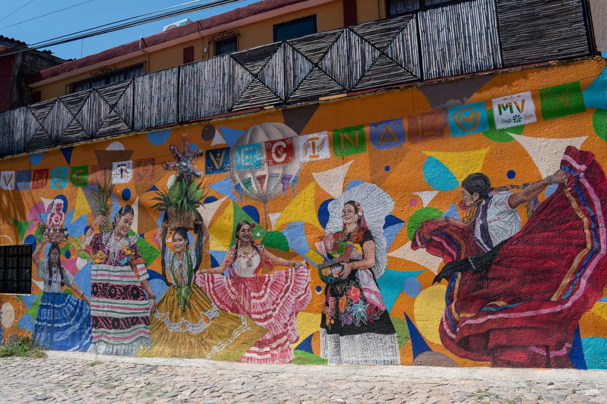 Mural mexicano con figuras tradicionales, evocando la obra de Salvador Almaraz