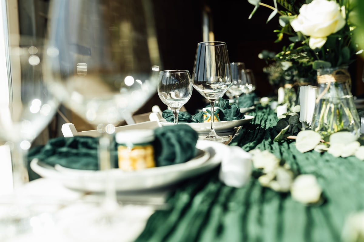 Mesa festiva elegante con copas y arreglo floral
