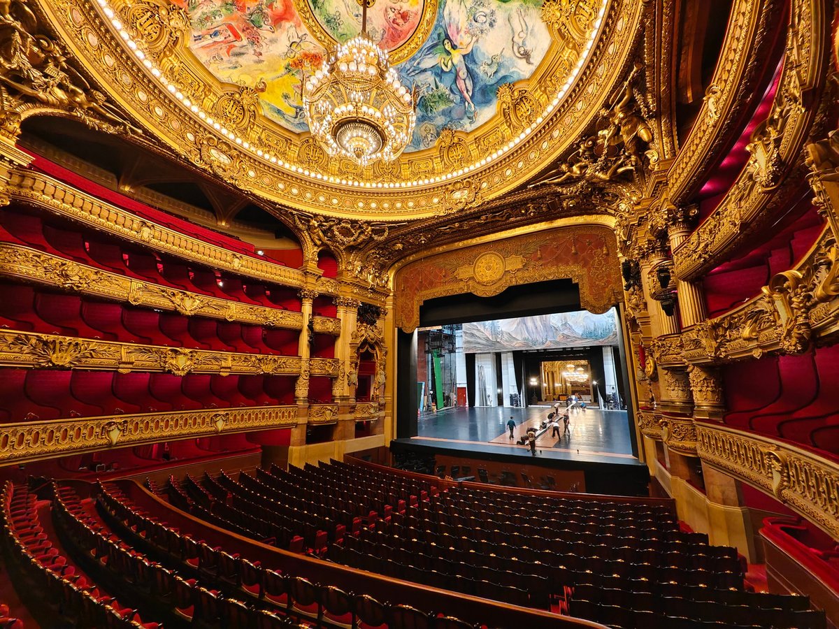 Interior de teatro con butacas de terciopelo rojo y decoración dorada, evocando el Teatro Rafael Solana