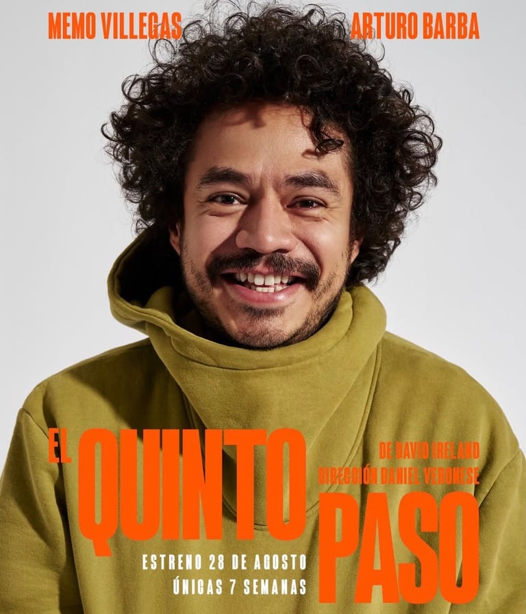 Hombre con cabello negro rizado y bigote con sudadera amarillo verdosa, sonriendo a la cámara. Texto QUINTO PASI con elenco y equipo