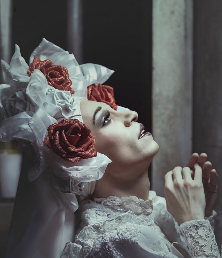 Mujer de perfil con encaje blanco y rosas rojas de terciopelo en el cabello, mirando hacia arriba
